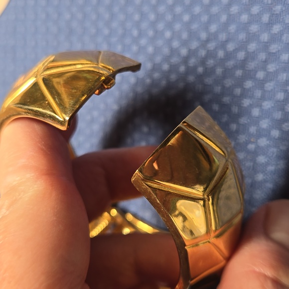 Vintage 1980's Goldtone Hinged Cuff Bracelet - Picture 4 of 6